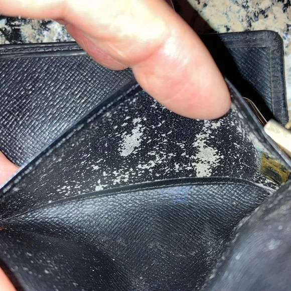 Louis Vuitton VINTAGE Epi 6 Key Holder in a beautiful noir color. - Picture 8 of 12